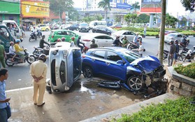 Xe ô tô con tông hàng loạt xe dừng đèn đỏ, nhiều người phải nhập viện