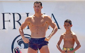 Cha con Ronaldo khoe thân hình một chín một mười, cô bạn gái nóng bỏng của CR7 cũng chẳng chịu kém cạnh