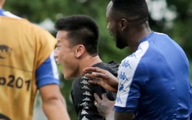 Bùi Tiến Dũng dính đòn hài hước, cầu thủ trẻ Hà Nội FC lấy ve sầu trêu đồng đội trước trận quyết đấu tại AFC Cup