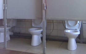 Thiết kế siêu thảm họa của các WC này khiến bạn tự nhủ "thà nhịn còn hơn"