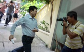Ông Nguyễn Hữu Linh vội vàng chạy vào nhà vệ sinh để né tránh phóng viên trong ngày hầu tòa