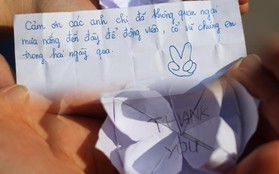 "Mát lòng" với bông hoa giấy cùng tâm thư cảm ơn ngọt lịm của cô nàng thí sinh gửi các sinh viên tình nguyện sau 2 ngày thi THPT Quốc gia