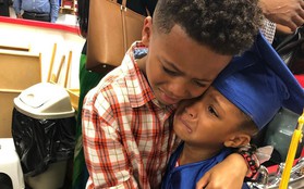 Bức ảnh anh trai ôm em gái trong lễ tốt nghiệp quá đáng yêu nhưng lời tâm sự của người mẹ còn gây xúc động hơn