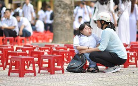 Lễ bế giảng cuối cùng của nữ sinh "xương thuỷ tinh" với thân hình nhỏ bé nhưng nghị lực phi thường