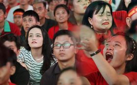 Nhìn lại chuỗi cảm xúc "biến động" của CĐV Việt Nam trong trận thắng ngộp thở 1-0 trước Thái Lan
