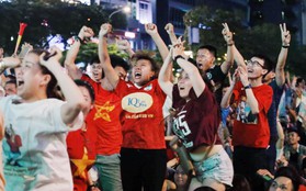 CĐV hò hét vui sướng khi đội tuyển Việt Nam giành chiến thắng trước Thái Lan trong những phút cuối cùng