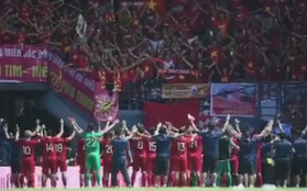 Đội tuyển Việt Nam ăn mừng Viking cùng người hâm mộ sau chiến thắng trước Thái Lan