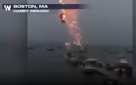 Video: Sét đánh làm thuyền buồm nổ tung như bom