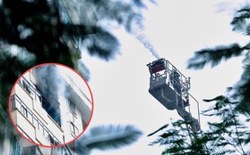 Hà Nội: Cháy căn hộ tầng 15 chung cư, hàng chục lính cứu hỏa sử dụng vòi cao áp ứng cứu