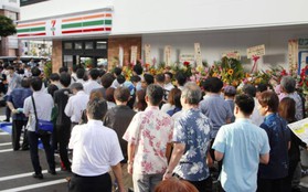 7-Eleven mở cửa hàng đầu tiên tại Okinawa, người Nhật xếp hàng dài chẳng khác gì người Việt hồi trước