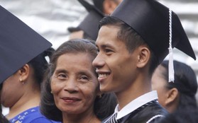 Tấm ảnh ghi lại khoảnh khắc đẹp trong ngày tốt nghiệp khiến dân mạng bùi ngùi: Thì ra nụ cười của mẹ lại đẹp đến thế!