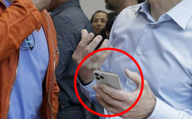 Lộ ảnh CEO Apple cầm iPhone XI mới nhất trên tay, nhưng sự thật lại khác một trời một vực