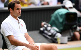 Nhói lòng khoảnh khắc huyền thoại Roger Federer lặng người bất động sau trận chung kết Wimbledon lịch sử và hấp dẫn không thể tin nổi