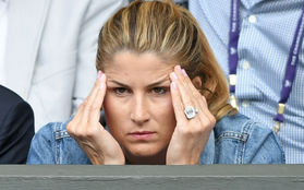 Vợ của huyền thoại Roger Federer thất thần, ôm đầu thất vọng sau khi chứng kiến chồng thất bại trong trận chung kết Wimbledon lịch sử