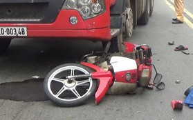 Xe máy cùng người đàn ông bị xe container cuốn vào gầm và kéo lê trên đường