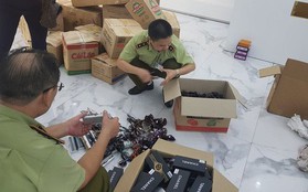 Thu giữ hàng ngàn sản phẩm nhái, giả ở chợ Bến Thành và Sài Gòn Square