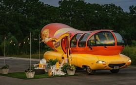 Thuê Airbnb trong một chiếc "hotdog" 4 bánh, mới nghe đã liên tưởng đến sốt cà chua và mù tạt vàng rồi!