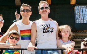 Cặp đôi đồng tính đáng yêu nhất Hollywood: Tài tử "How I met your mother" cùng chồng và 2 con đi ăn mừng tháng LGBT