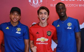 Siêu sao của Manchester United ký tặng hot boy Việt Nam trên đất Singapore