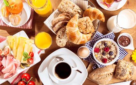 Brunch là gì và nếu có người rủ đi ăn thì brunch là ăn cái gì?