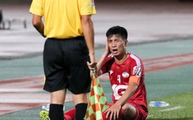 Bùi Tiến Dũng bị tát kín, mang gương mặt đáng thương phàn nàn với trọng tài ở V.League