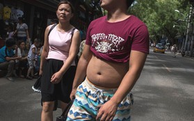 Không còn "bikini Bắc Kinh": Trung Quốc cấm đàn ông cởi trần, vén áo phơi bụng ở nơi công cộng