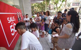 Chùm ảnh: Hàng trăm thương hiệu giảm giá mạnh, người dân Sài Gòn và Hà Nội xếp hàng chờ vào mua sắm ở Vincom