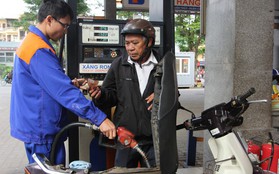 Giá xăng dầu giảm nhỏ giọt hơn 300 đồng/lít