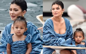 Mẹ con Kylie Jenner diện đồ đôi: Mẹ ngồn ngộn body đồng hồ cát, Stormi chiếm spotlight vì ra dáng công chúa Hollywood
