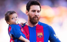 Cậu ấm nhà Messi có biểu cảm cực ngầu, mới 3 tuổi đã được các fan khen tới tấp vì có tư chất giống hệt bố