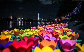 Hàng ngàn hoa đăng lung linh trên sông Sài Gòn trong ngày Vu Lan báo hiếu