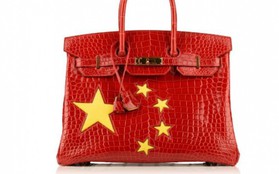 Giữa lúc Versacé và Coach dính "phốt", Hermès ra ngay túi Birkin cờ Trung Quốc giá gần 3 tỷ VNĐ