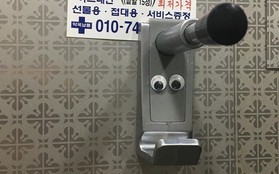 Giới trẻ Hàn đua nhau dán sticker hình đôi mắt trong nhà vệ sinh nam để đàn ông hiểu cảm giác bị quay lén của chị em phụ nữ