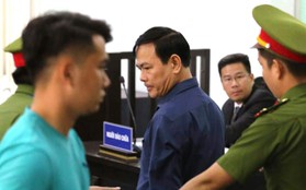 Ông Nguyễn Hữu Linh thất thần, ngồi sụp xuống ghế sau khi bị tuyên án 18 tháng tù