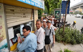 Hà Nội: Hàng nghìn người xếp hàng đăng kí thẻ xe buýt miễn phí