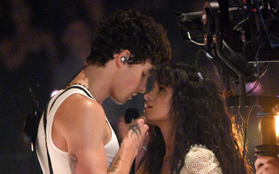 Sân khấu gây thất vọng của Shawn Mendes và Camila Cabello tại VMAs: Chẳng có cảnh hôn nào nhưng lời đồn đồng tính lại dấy lên vì 5s cuối cùng