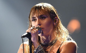 Lần đầu biểu diễn hậu chia tay Liam, Miley Cyrus không kiềm được cảm xúc khi hát "Slide Away" tại MTV VMAs 2019