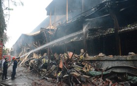 Ảnh: Hiện trường tan hoang ở nhà máy phích nước Rạng Đông sau vụ cháy kinh hoàng