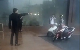 Bảo vệ khách sạn 5 sao ở Hà Nội không cho người dân trú mưa, quản lý lên tiếng: "Đó là đường của khách VIP đến, đỗ như vậy gây cản trở"