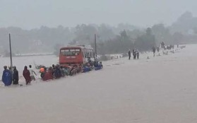 Thanh Hóa: Nhiều nơi ngập sâu, xe chở 60 công nhân mắc kẹt giữa nước lũ