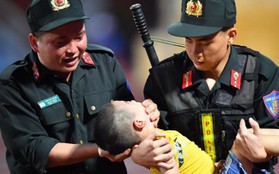Chiến sĩ CSCĐ, trọng tài Ngô Duy Lân và trung vệ Đỗ Duy Mạnh: Những hành động cứu người thoát nuốt lưỡi trên sân cỏ Việt Nam