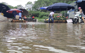 Hà Nội: Ngập úng xảy ra khắp nơi, người dân bì bõm lội nước, dịch vụ sửa xe lưu động kiếm tiền triệu sau bão số 3