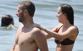 Ngôi sao "50 sắc thái" Dakota Johnson diện bikini nóng bỏng đi biển sau khi tái hợp với bạn trai hơn 12 tuổi