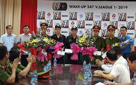 VPF trao thưởng cho BTC sân Thiên Trường và 5 chiến sĩ công an cứu em bé bị co giật tại Nam Định