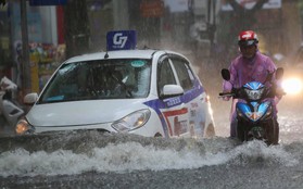 Ảnh: Hà Nội mưa xối xả, người dân chật vật đi làm giữa con đường nước ngập ngang xe