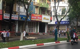 Hà Nội: Cây bất ngờ đổ trên đường Trần Đăng Ninh khiến 1 người tử vong