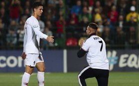 Liều mình lẻn xuống sân vái lạy Ronaldo, chàng CĐV may mắn nhận được màn đãi ngộ khiến fan bóng đá cả thế giới ghen tị