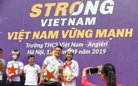 Quang Hải, Tiến Dũng đeo mặt nạ Trung thu, cầm đèn ông sao giao lưu cùng học sinh cấp 2