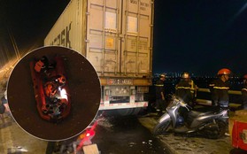 Nóng: Container mất lái tông hàng loạt xe máy trên cầu Thanh Trì, đang trục vớt 1 nạn nhân bị rơi xuống sông