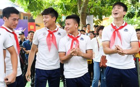 Dàn cầu thủ cực phẩm của Hà Nội FC đeo khăn quàng đỏ chào cờ cùng các em học sinh THCS Nguyễn Trường Tộ